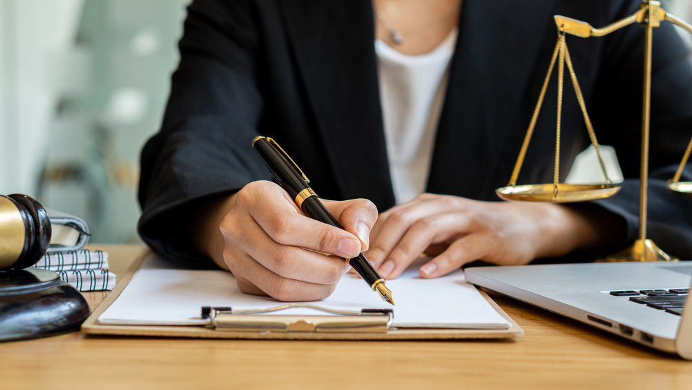 abodaga llenando informacion en papelería judicial